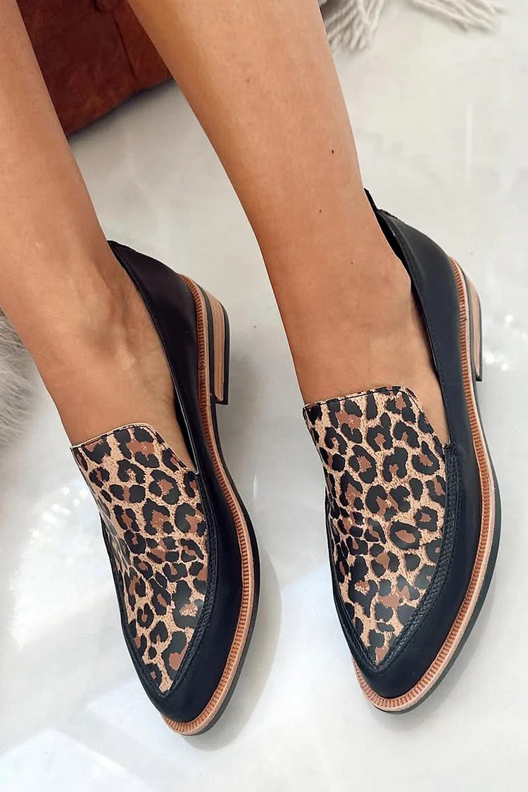 Czarne mokasyny w panterkę z ostrym noskiem i bocznym wycięciem w kształcie litery V [Przedsprzedaż]