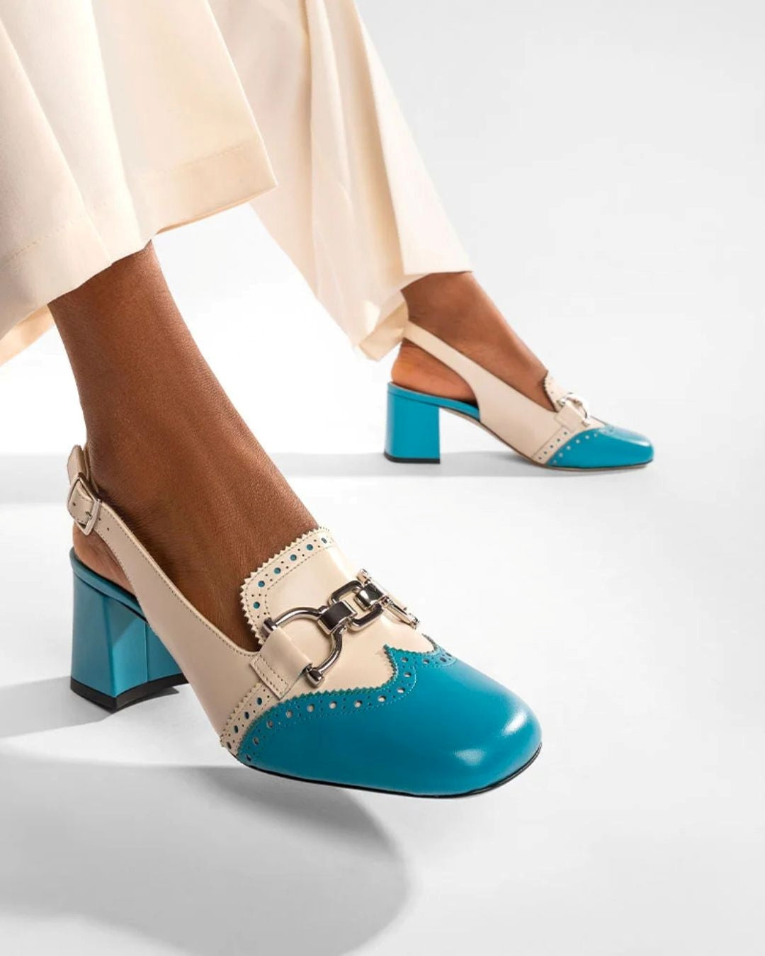 Blau-weiße Colorblock-Slingbacks mit quadratischer Spitze, Metall-Schnalle und Blockabsatz [Vorbestellung]