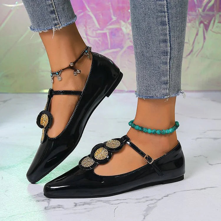 Zapatos planos con punta en punta, hebilla y tiras en T con decoración circular múltiple