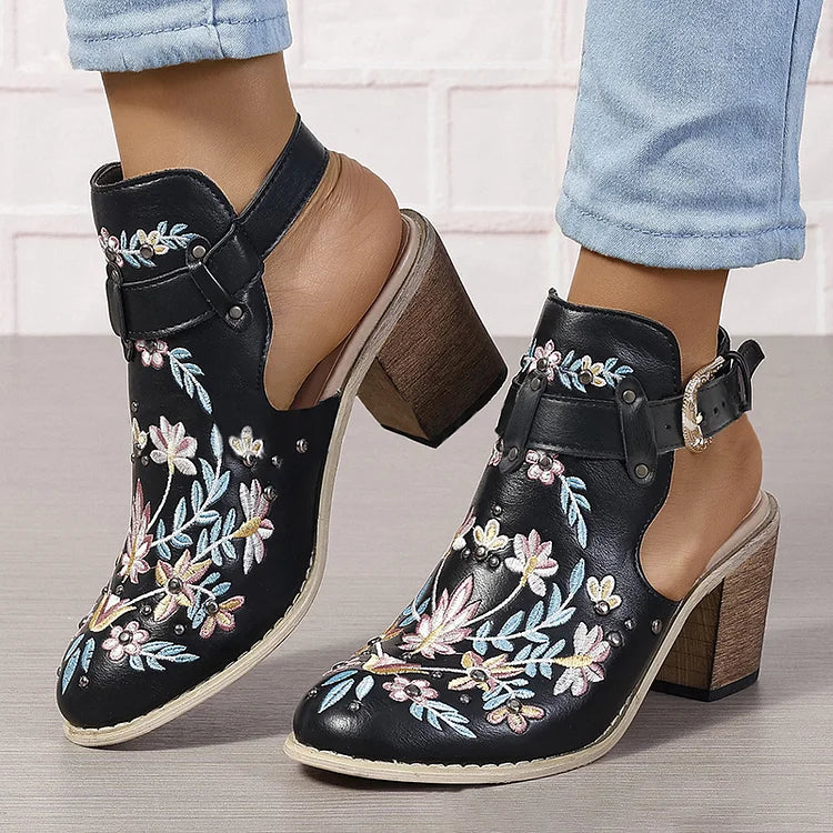 Zapatos de tacón grueso con punta redonda, tachuelas y bordado floral 