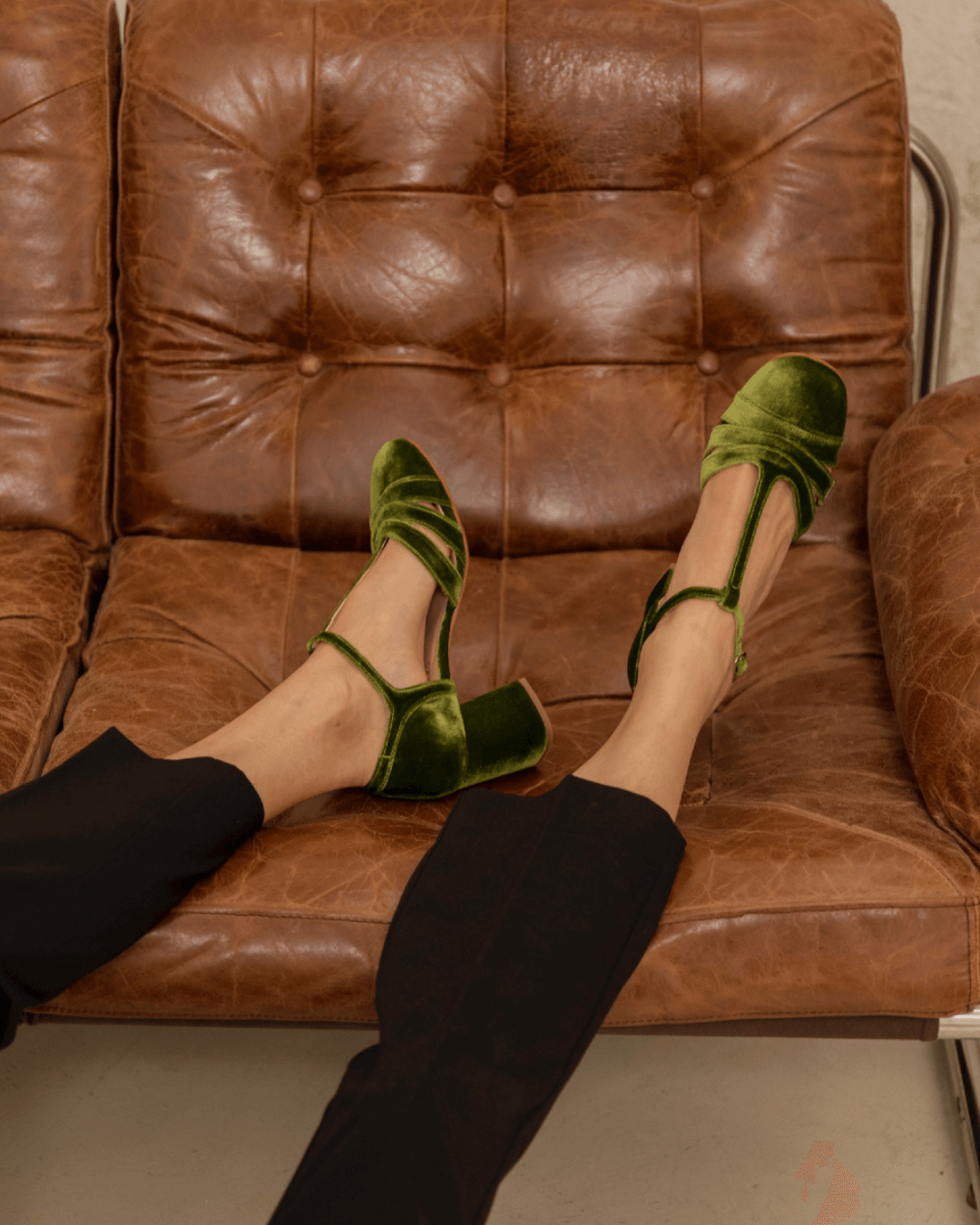 Ausgehöhlte T-Riemen Schnalle Samt Klobige Absätze