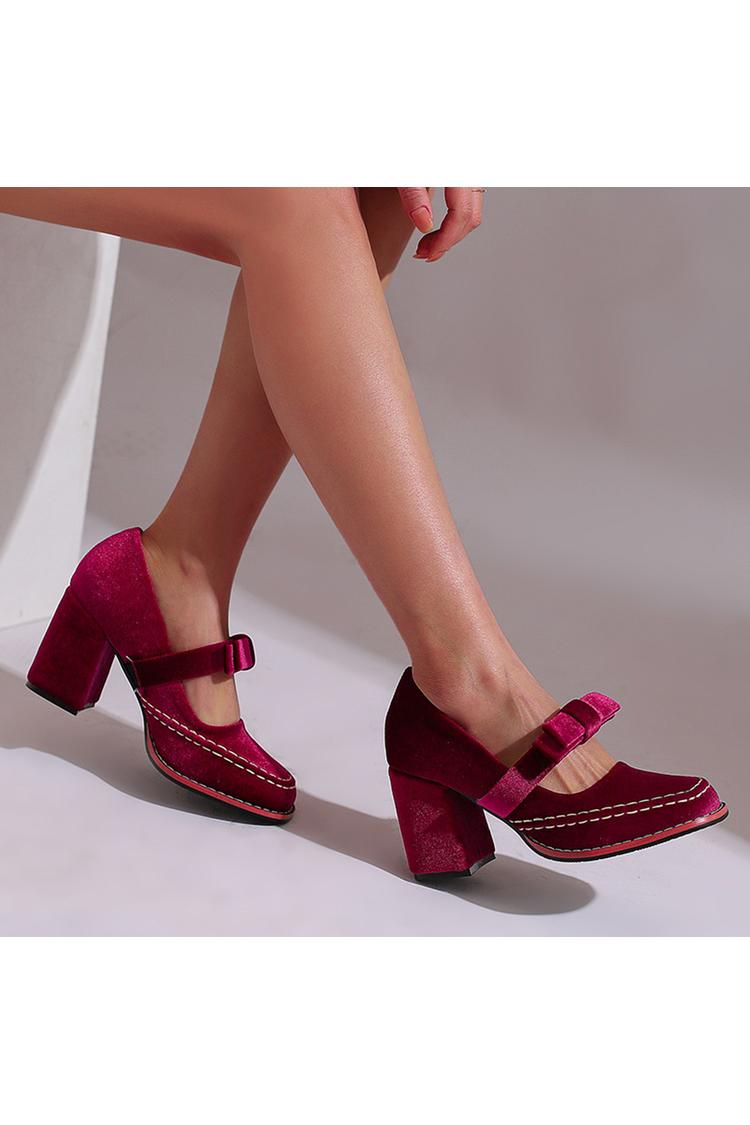 Punta tonda, tacco grosso, cinturino sul collo del piede, dettagli cuciti, fiocco decorativo 