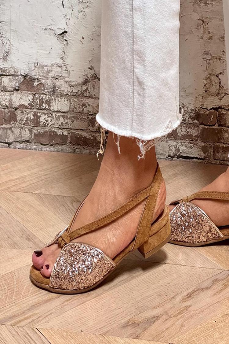 Sandalias marrones informales con punta abierta y tira trasera brillante