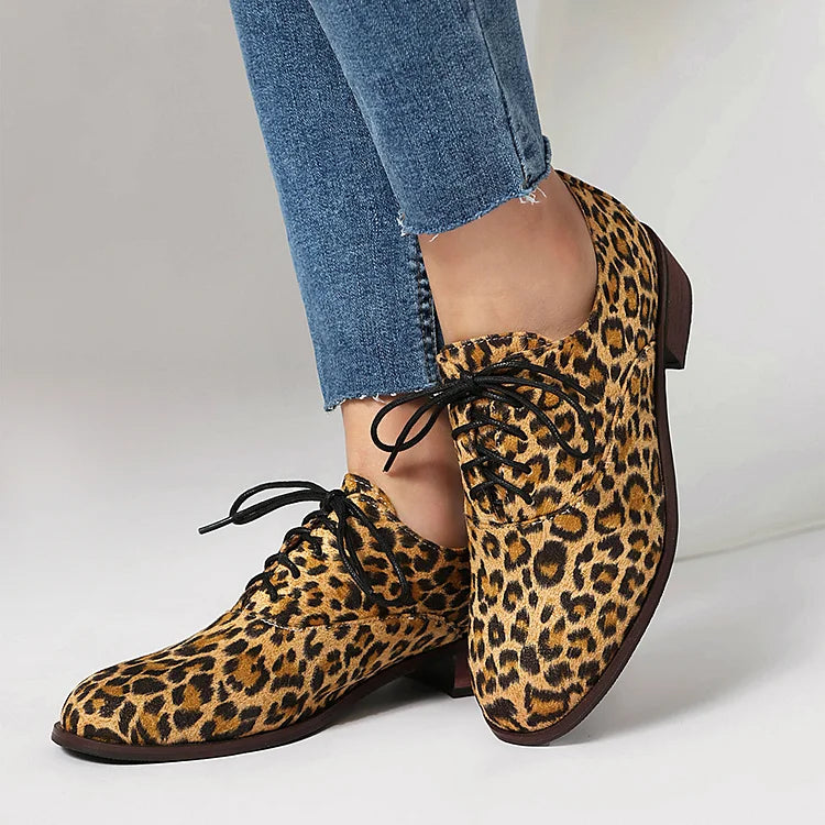 Oxfords con punta tonda, tacco basso e lacci, patchwork con stampa leopardata 