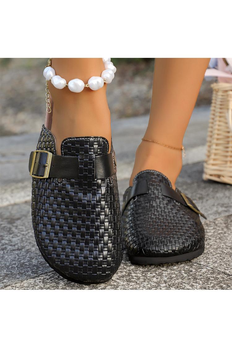 Mule casual de bico redondo com fivela decorativa e tira tecida de cor sólida