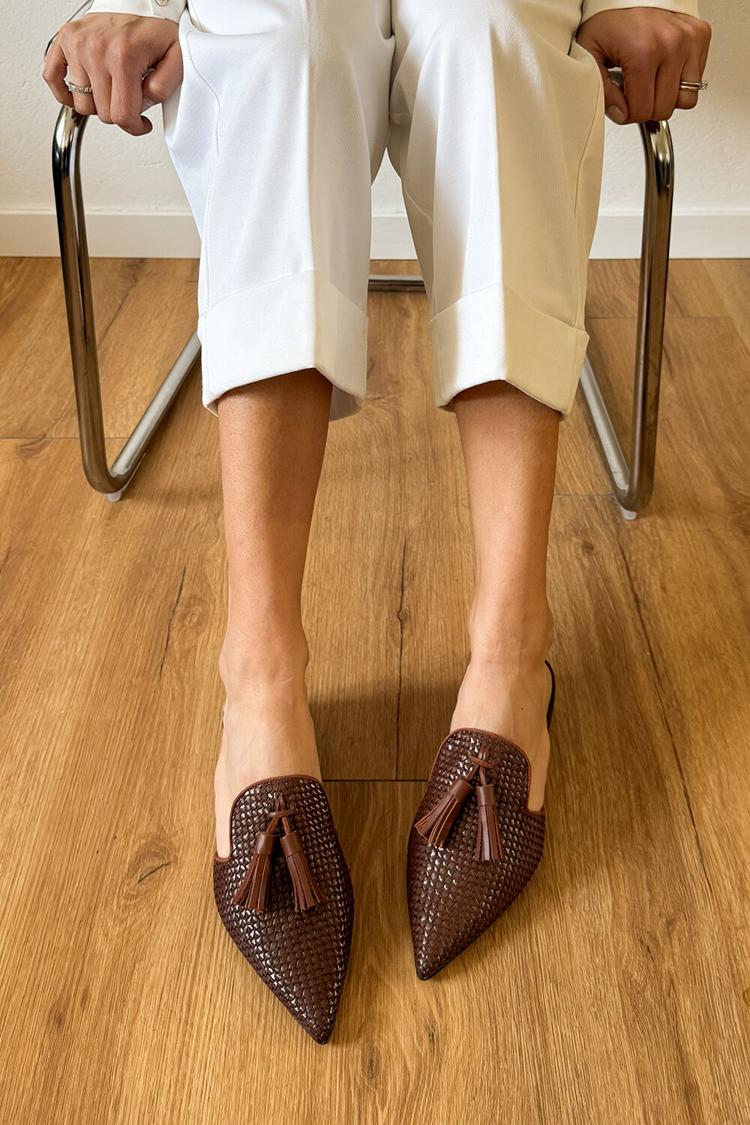 Scarpe basse marrone scuro con punta a punta e decorazioni a nappa, tinta unita [Pre-ordine]