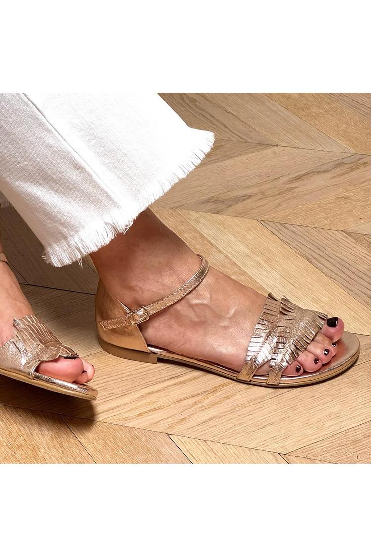 Sandali color champagne con punta tonda, cinturino alla caviglia e fibbia metallizzata [Pre-ordine]