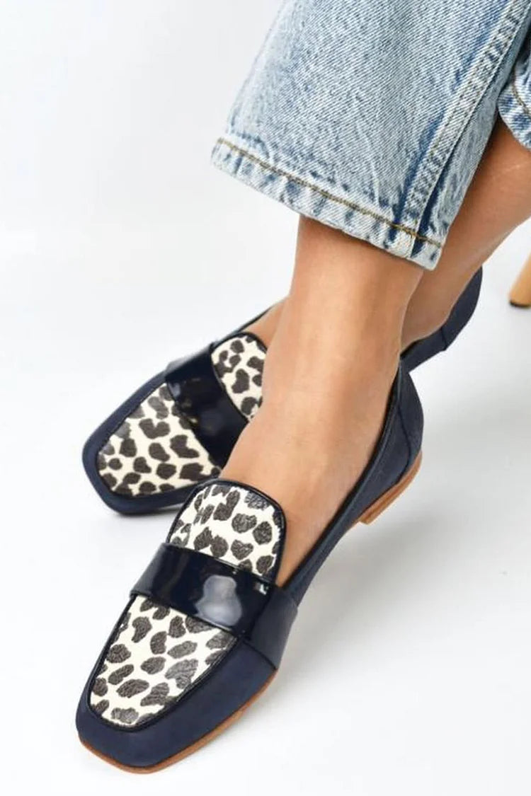 Mokasyny w granatowym kolorze z kwadratowym noskiem i wzorem zwierzęcym [Przedsprzedaż]