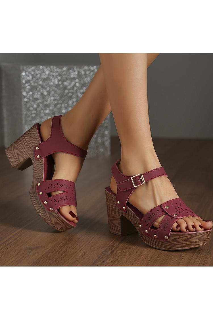 Sandali casual con tacco, punta tonda, tinta unita, con borchie in metallo traforate