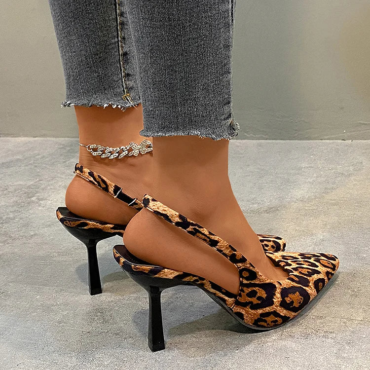 Tacones de aguja elegantes con punta puntiaguda y estampado de leopardo 