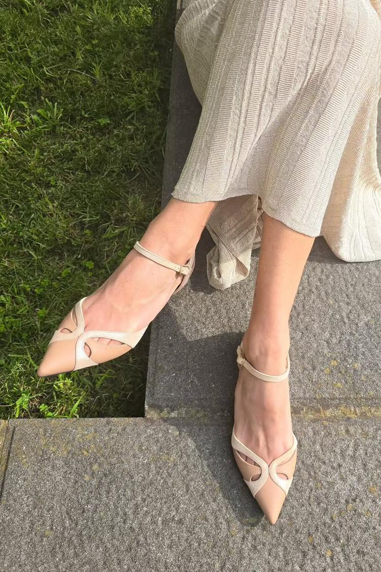 Scarpe basse beige con cinturino alla caviglia, fibbia e cut-out color block [Pre-ordine]