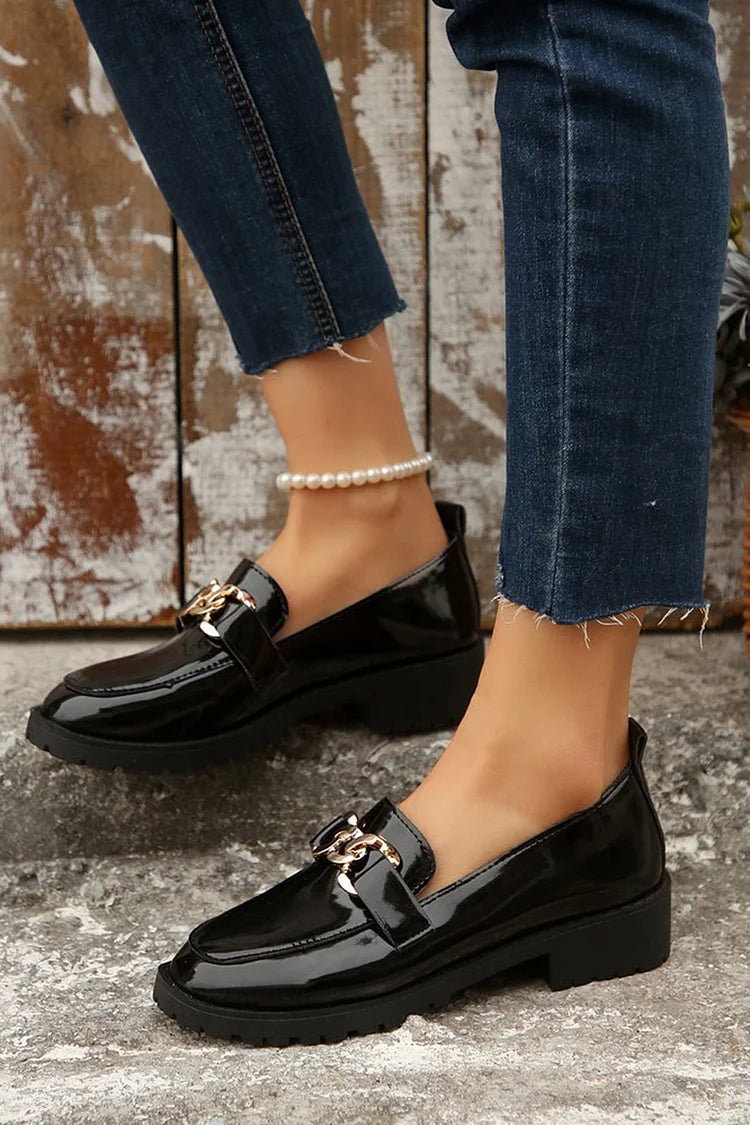 Metalowy łańcuch dekoracyjny, okrągły nosek, niski blokowy obcas, casualowe loafersy