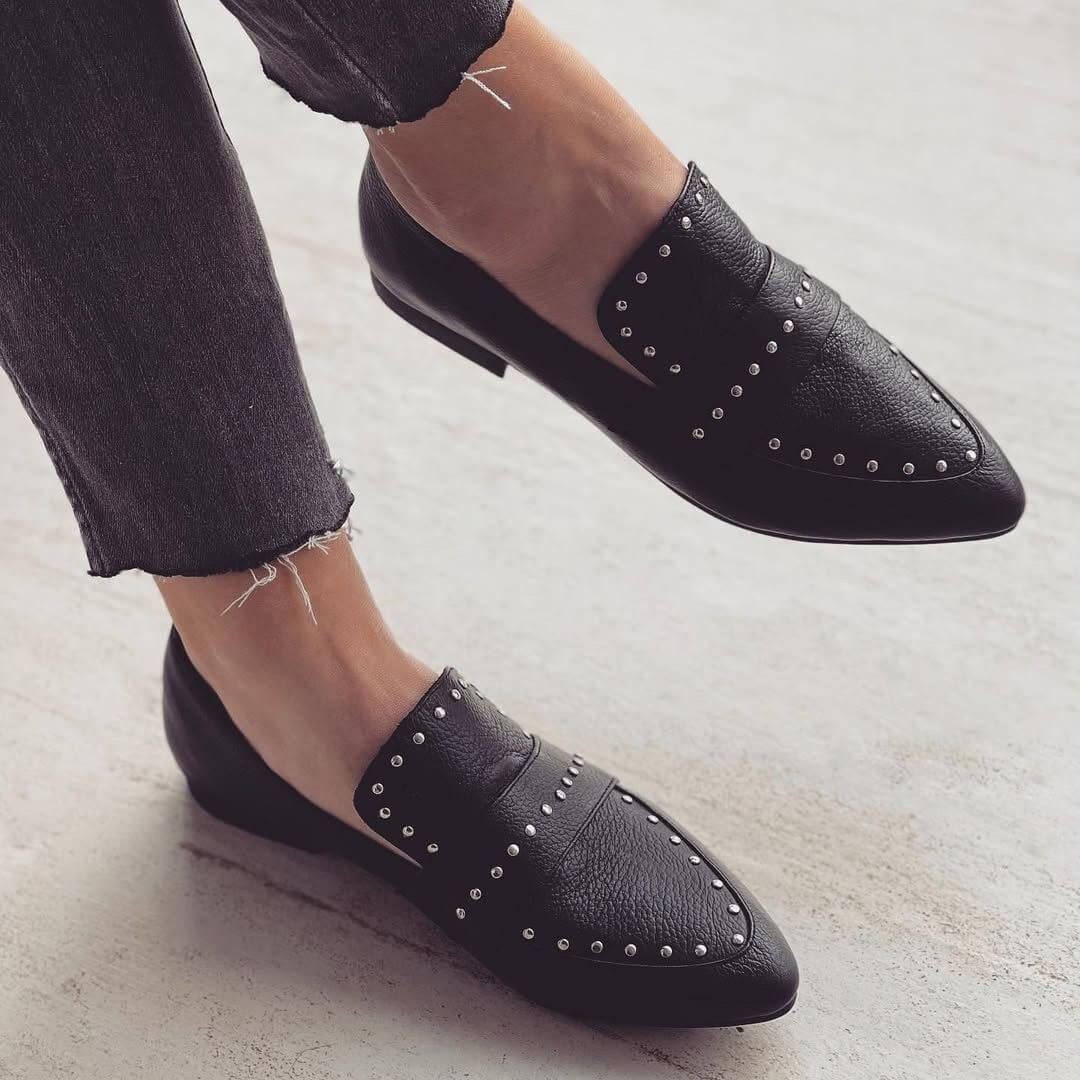 Ballerine a punta in similpelle con borchie [Pre-ordine]