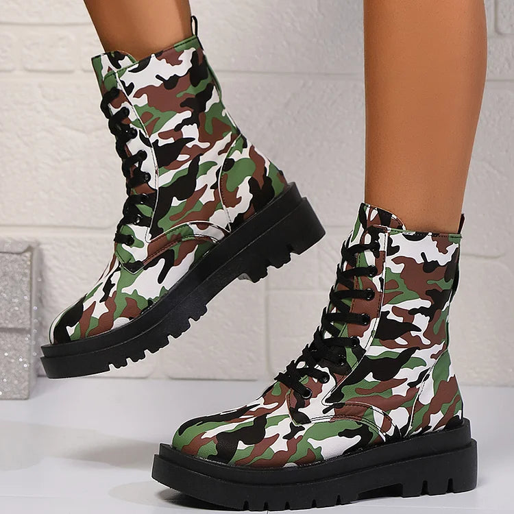 Mittelhohe Schnürstiefel mit Camouflage-Print und runder Zehenpartie und klobigem Absatz