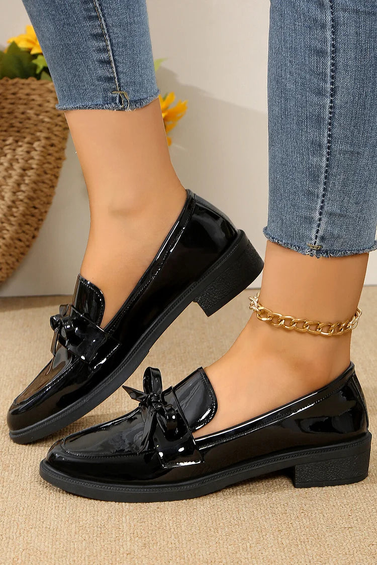 Mocassini con tacco basso e punta tonda, decorati con patchwork in tinta unita e fiocco