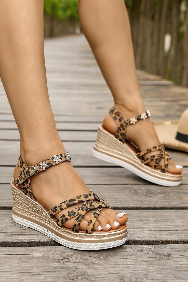 Sandali con zeppa a punta tonda, cinturino incrociato e stampa leopardata con decorazioni floreali 