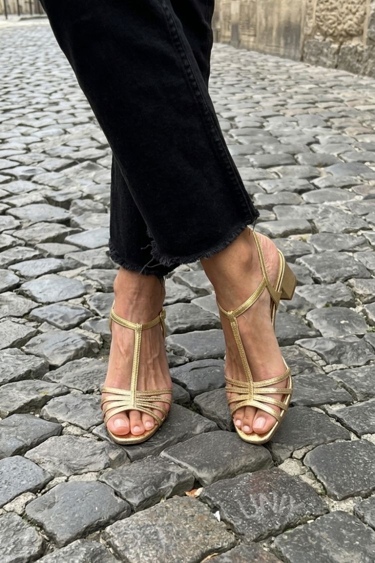Sandalias con tacón cuadrado y pulsera en T de piel metalizada dorada vintage [Pedidos anticipados]