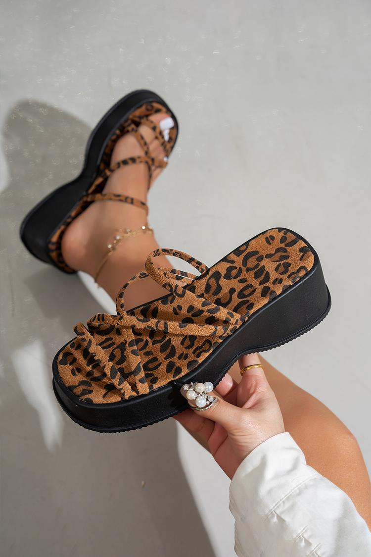 Pantofole casual da esterno con plateau, punta quadrata, cinturino incrociato e stampa leopardata 