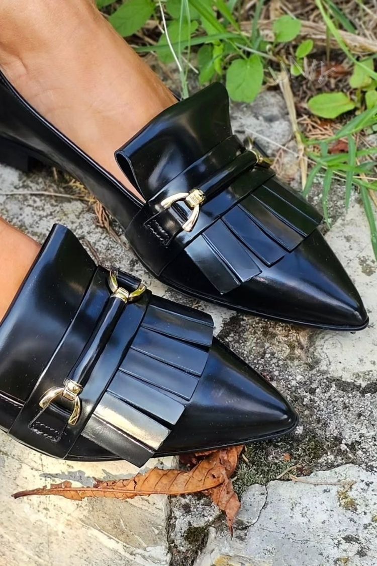 Zwarte Gespitsde Teen Loafers met Franje en Metalen Gesp Platte Casual Loafers [Pre Order]
