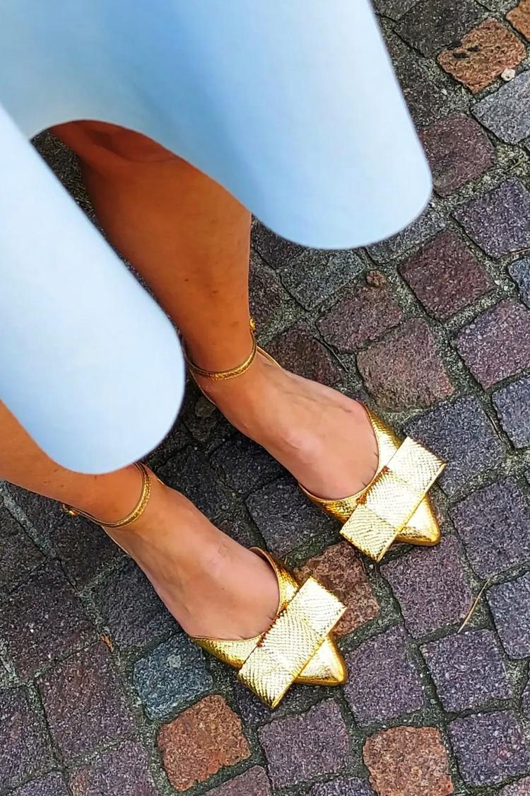 Ballerine dorate con cinturino alla caviglia decorato con fiocco e punta affilata [Pre-ordine]