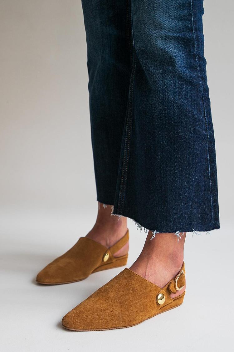 Sapatilhas Camel de Cor Sólida com Biqueira Apontada, Tira Slingback e Fivela [Pré-Encomenda]