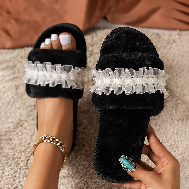 Pantuflas de tul plisado con punta abierta y esponjosas con decoración de perlas 