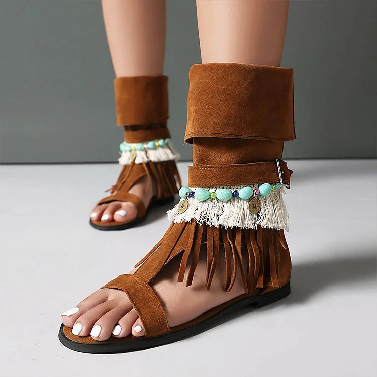 Koronkowe sandały na wysokiej platformie z odkrytymi palcami, ozdobione koralikami, kolorowymi blokami i frędzlami, z wiązaniem i cholewką typu botki