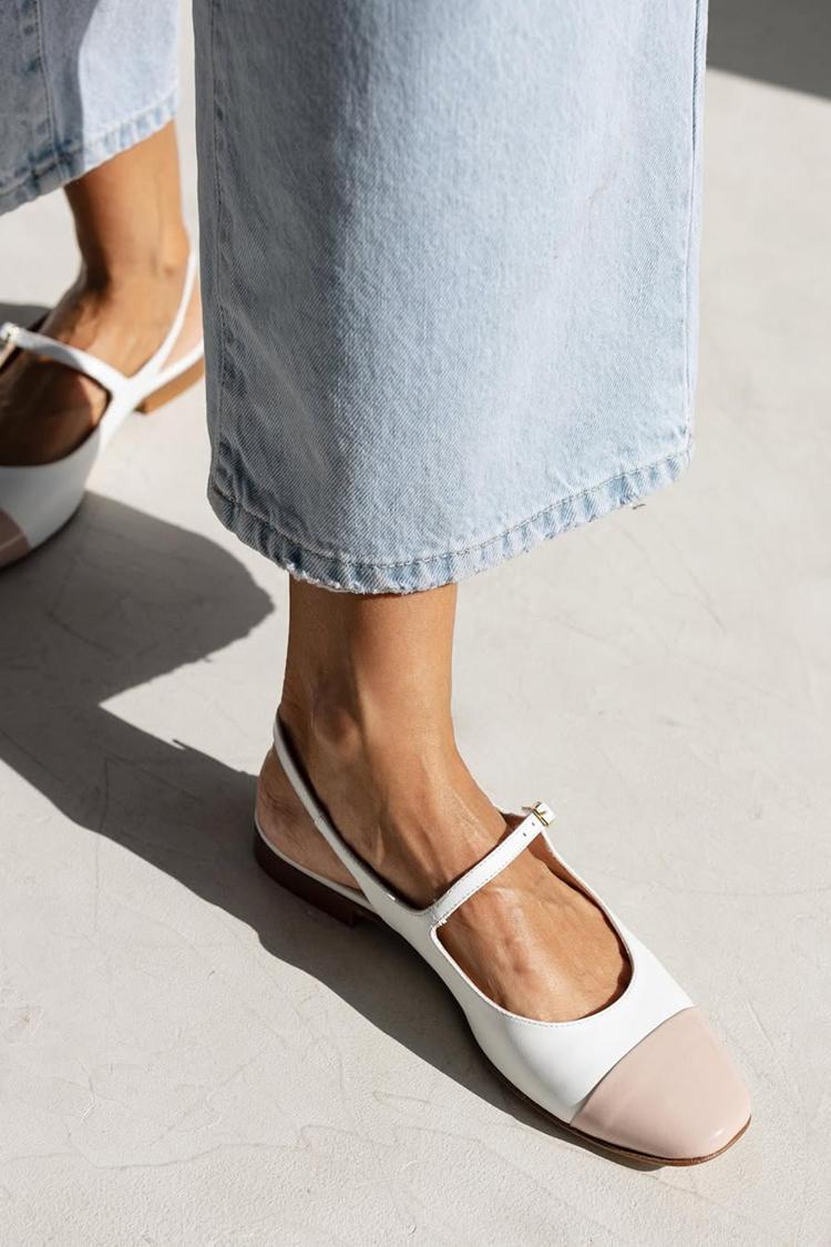 Sabrinas brancas com tira de fivela no peito do pé e slingback colorblock [Pré-encomenda]