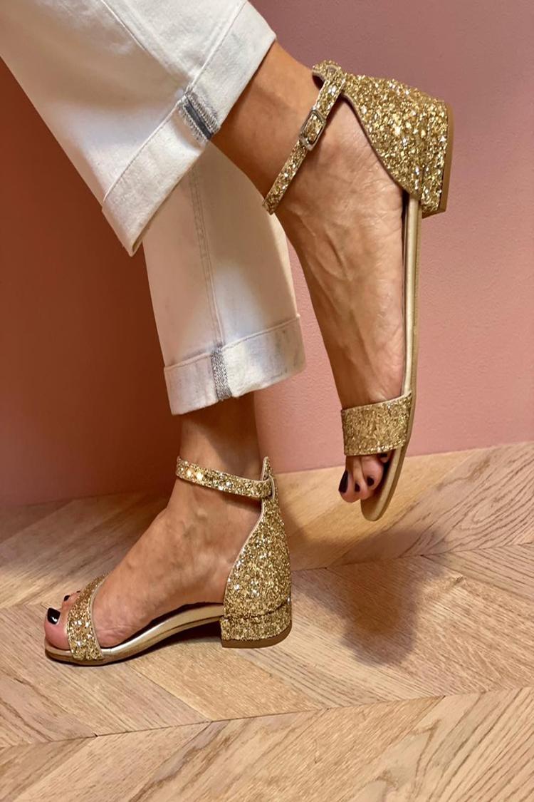 Sandalias doradas de punta redonda con hebilla y tira al tobillo con purpurina [Reserva]