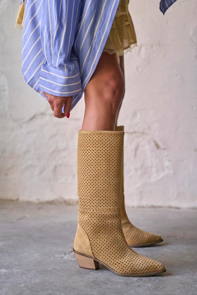 Stivali alti con tacco a blocco e punta traforata in finta pelle scamosciata [Pre-ordine]