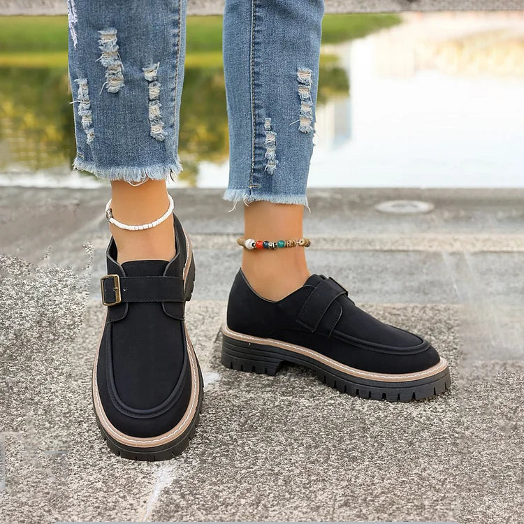 Paski z klamrą w stylu patchwork, mokasyny z okrągłym noskiem w jednolitym kolorze