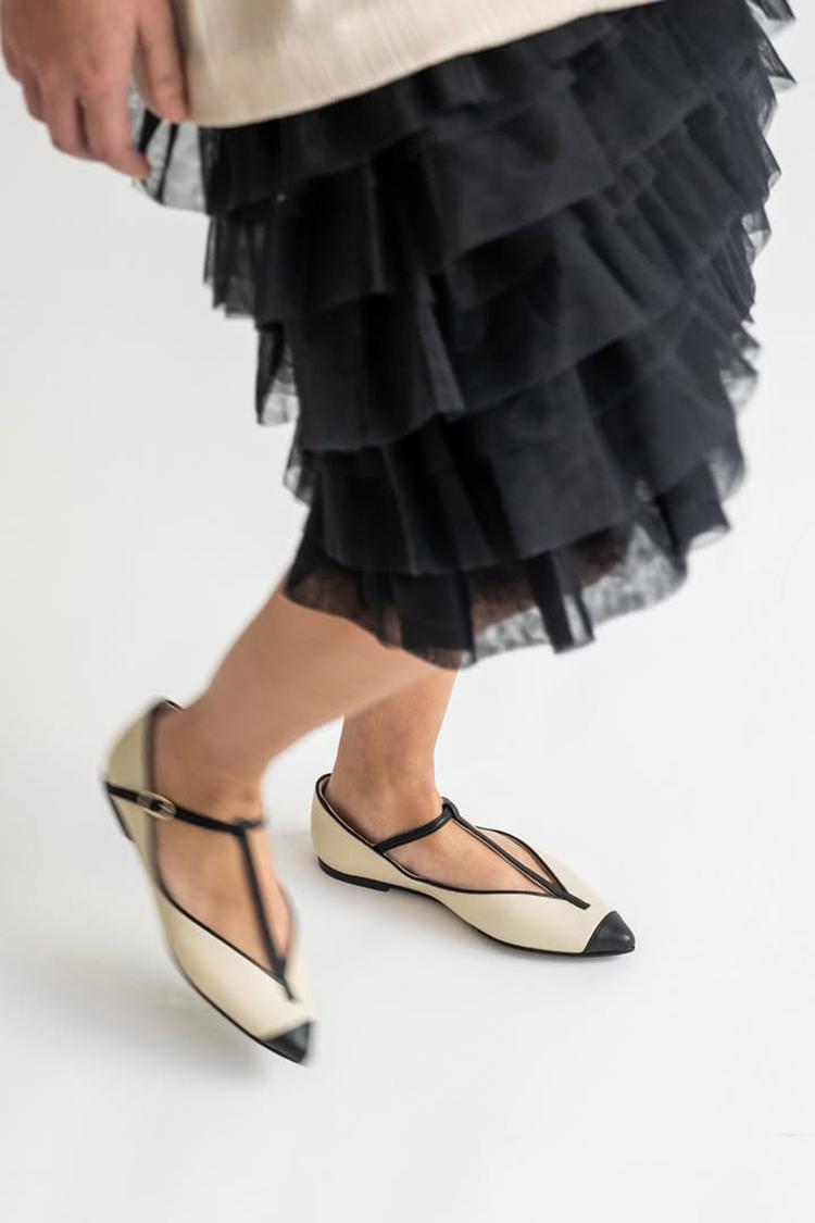 Scarpe basse beige con punta a punta e fibbia a T color block [Pre-ordine]