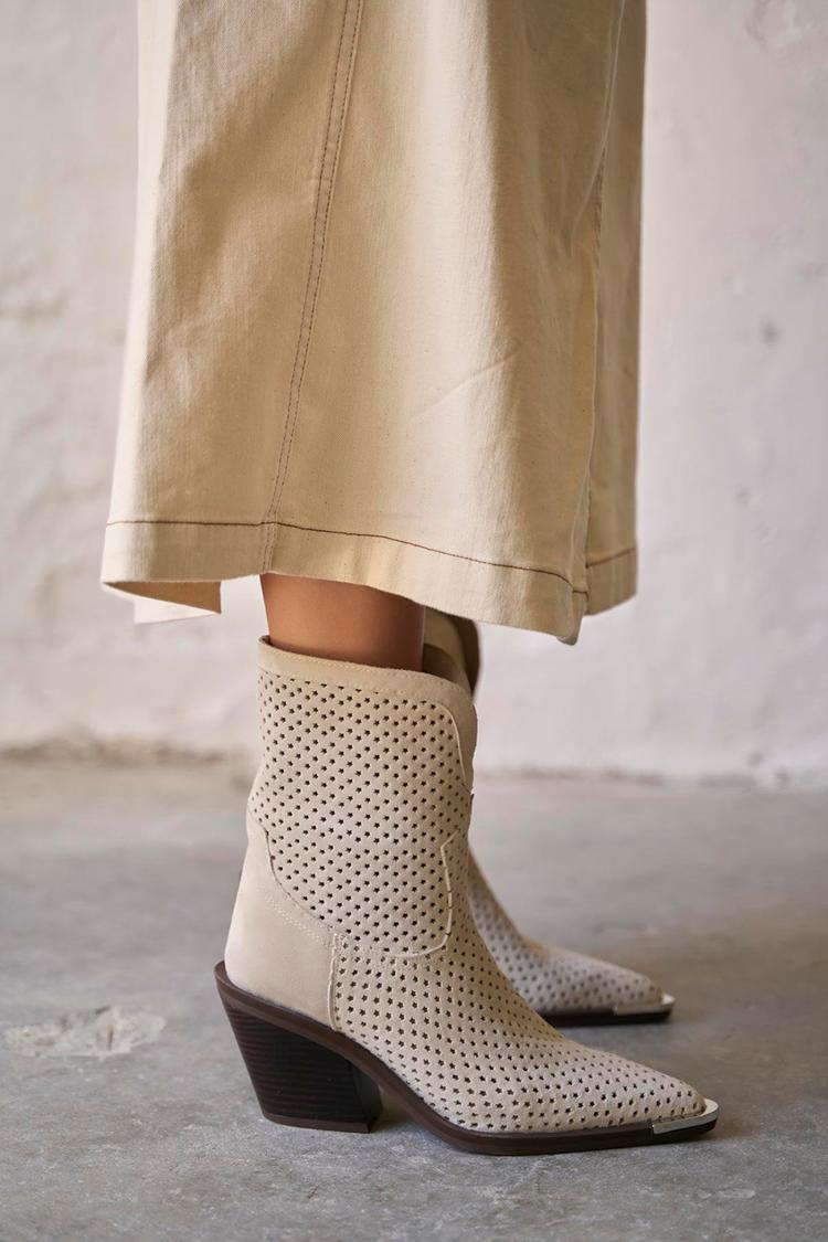 Stivali western con tacco a blocco e punta in similpelle traforata [Pre-ordine]