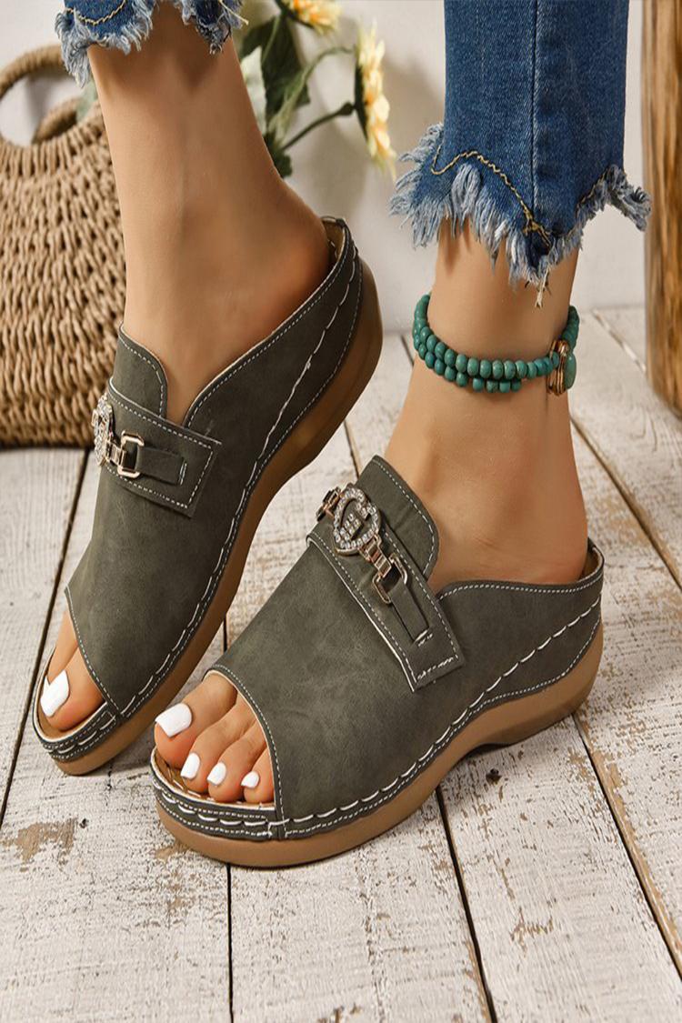 Ciabatte da spiaggia casual con punta aperta e decorazioni a forma di cuore in metallo con strass 