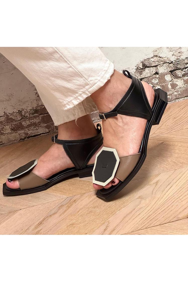 Sandali neri con punta quadrata, cinturino alla caviglia e fibbia con decorazioni geometriche [Pre-ordine]