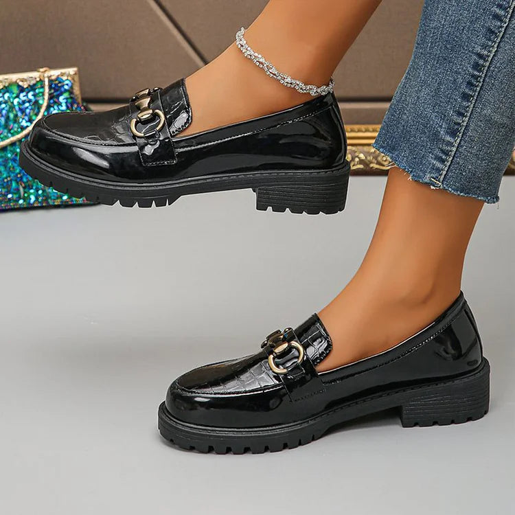 Casualowe mokasyny z okrągłym noskiem, ozdobą w postaci metalowej klamry i wzorem krokodyla