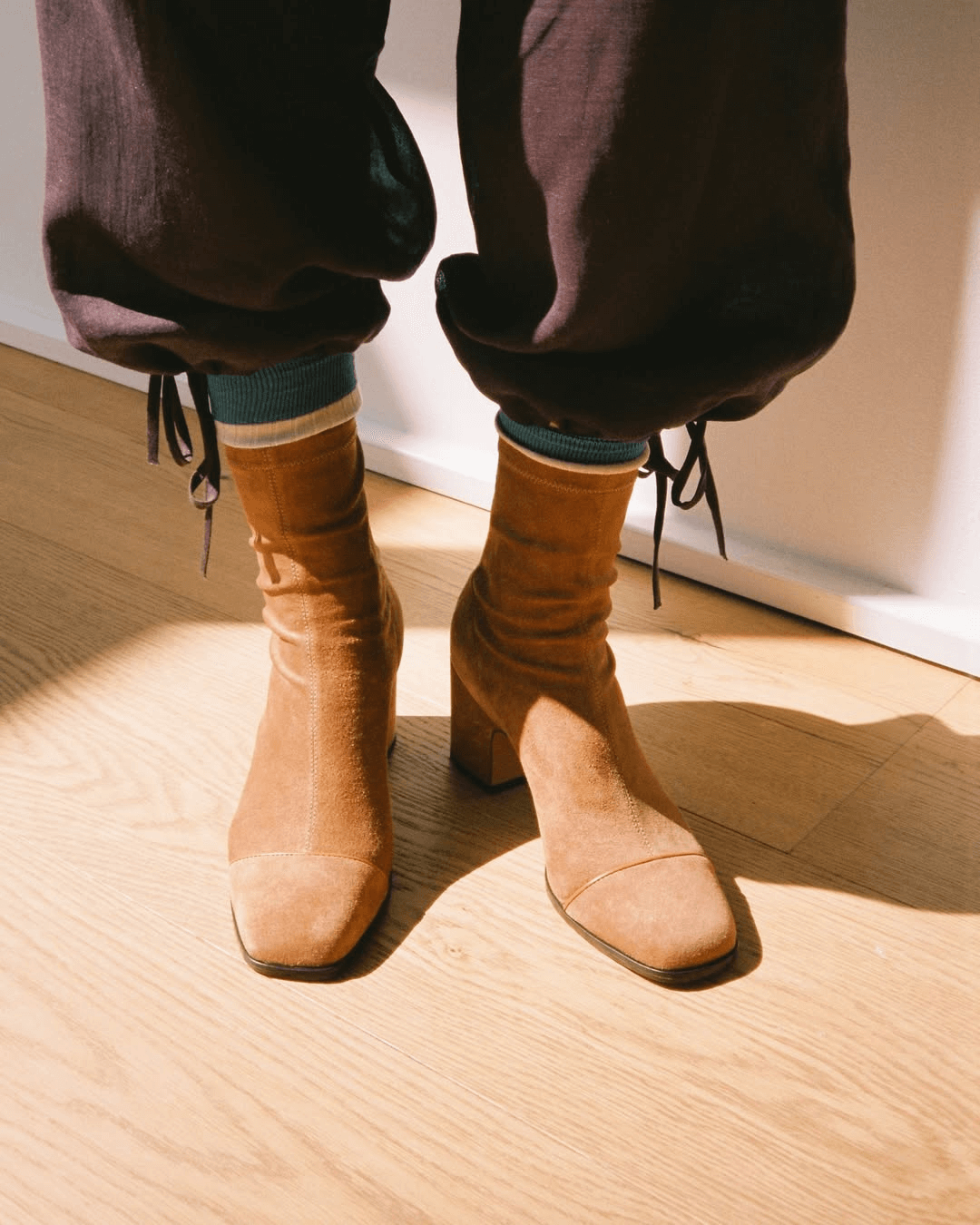 Kamelfarbene mittelhohe Stiefel mit Farbblock-Reißverschluss und eckiger Zehenpartie und klobigem Absatz