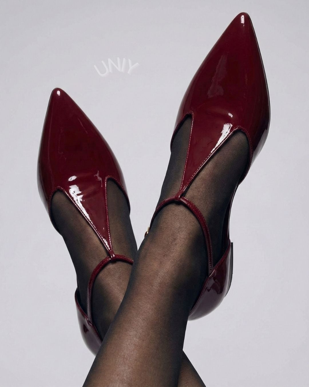 Ballerine con cinturino a T e punta affilata in pelle PU verniciata bordeaux [Pre-ordine] 