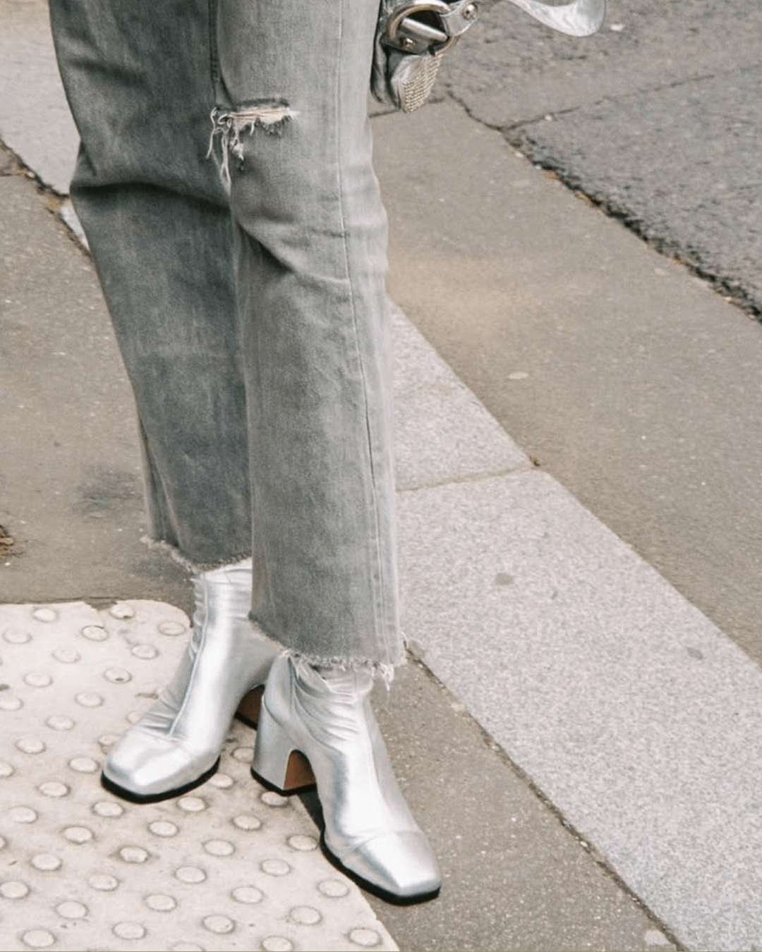 Metallic schimmernde Stiefeletten mit quadratischer Spitze, niedrigem Blockabsatz und silberner Farbe