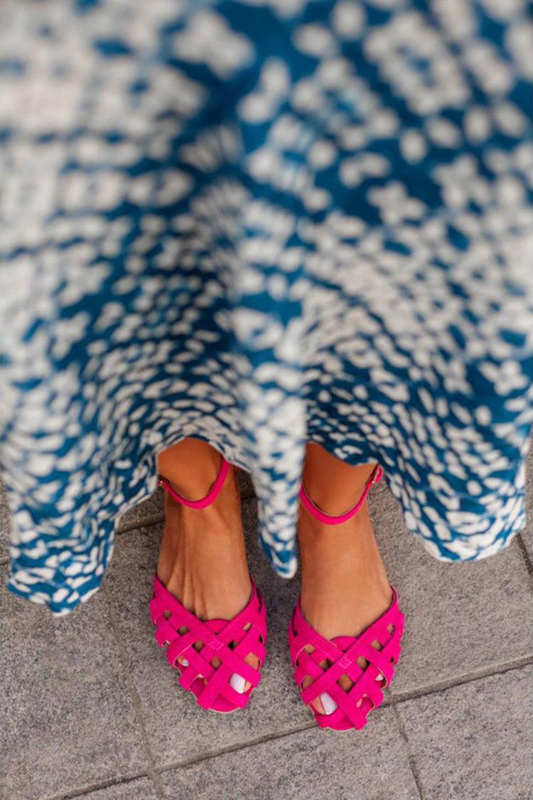 Sandálias Fúcsia com Fivela, Tira no Tornozelo, Biqueira Redonda e Vazado