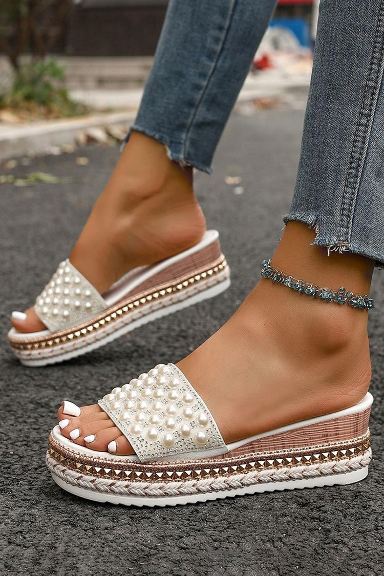 Pantofole casual con zeppa e punta rotonda con rivetti in metallo perlato