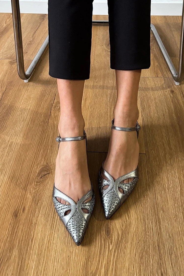 Ballerine argentate con punta a punta e lucentezza metallica traforata