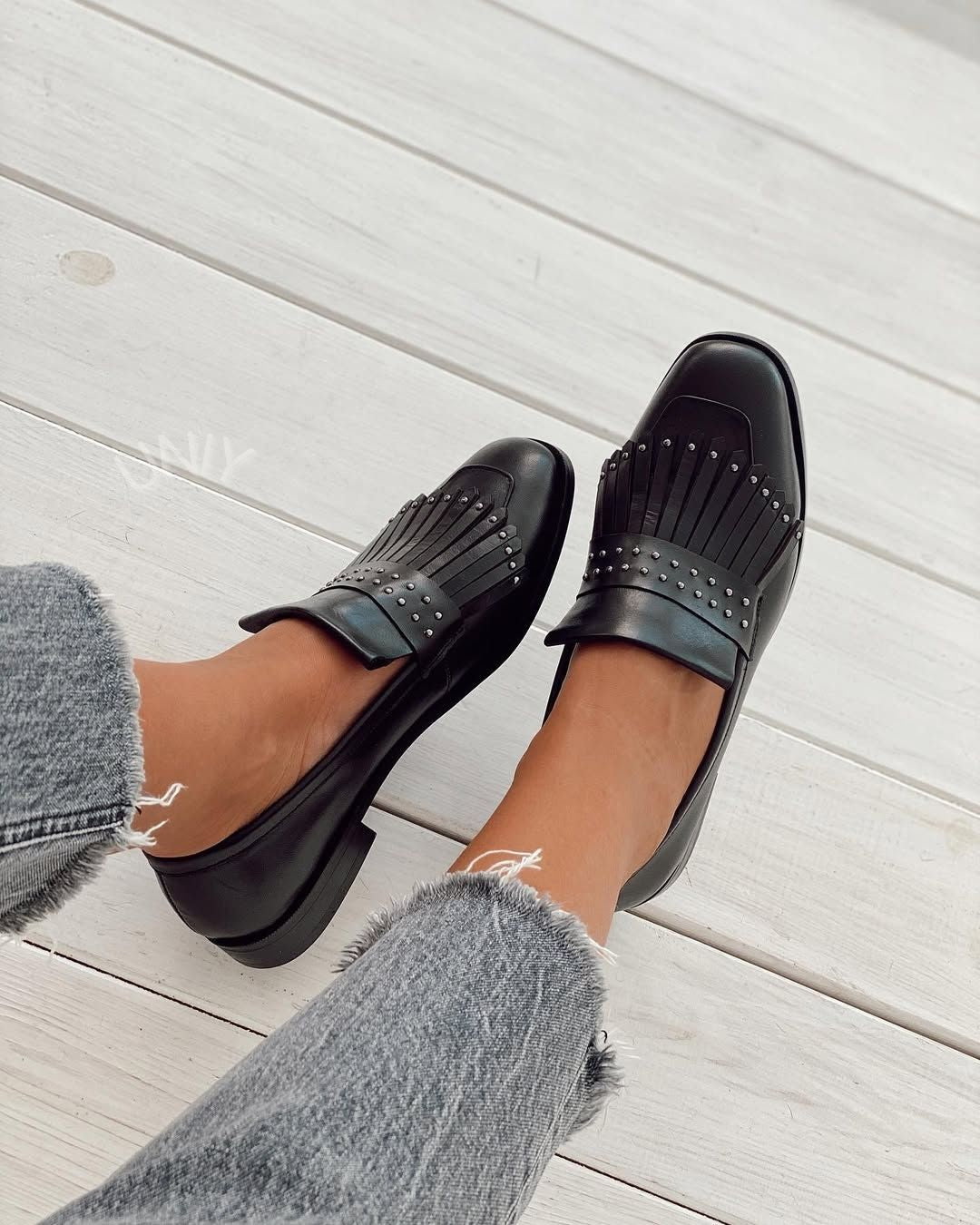 Mocassin épais à enfiler à bout carré clouté avec franges noires [Précommande]