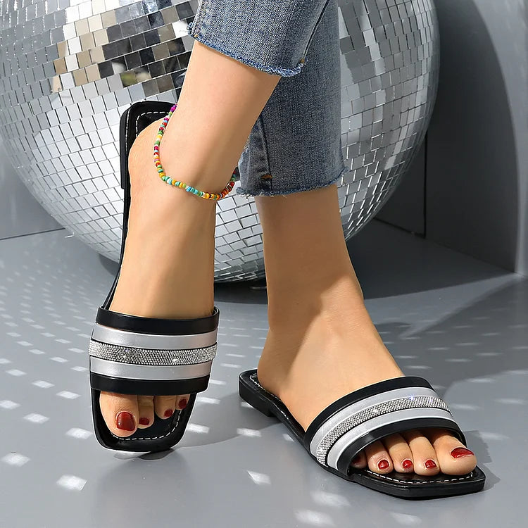 Klapki plażowe z kwadratowym noskiem, ozdobione kolorowymi kryształkami