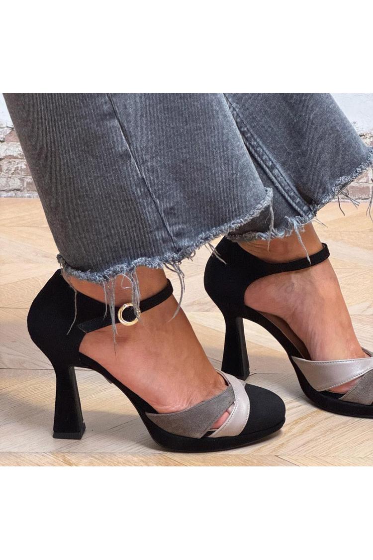 Scarpe con tacco alto a blocco nere con cinturino incrociato e fibbia ritagliata in tinta [Pre-ordine] 