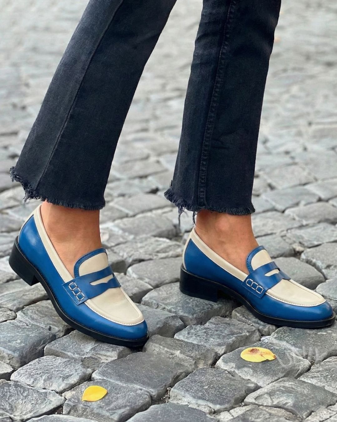 Mocassins Versáteis Azul com Bloco de Salto Baixo e Detalhe Colorblock [Pré-venda]