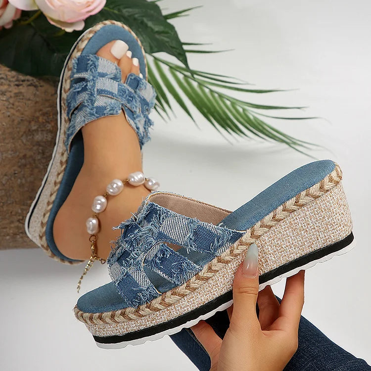 Zapatillas de cuña deshilachadas de mezclilla con punta abierta y estampado de patchwork 