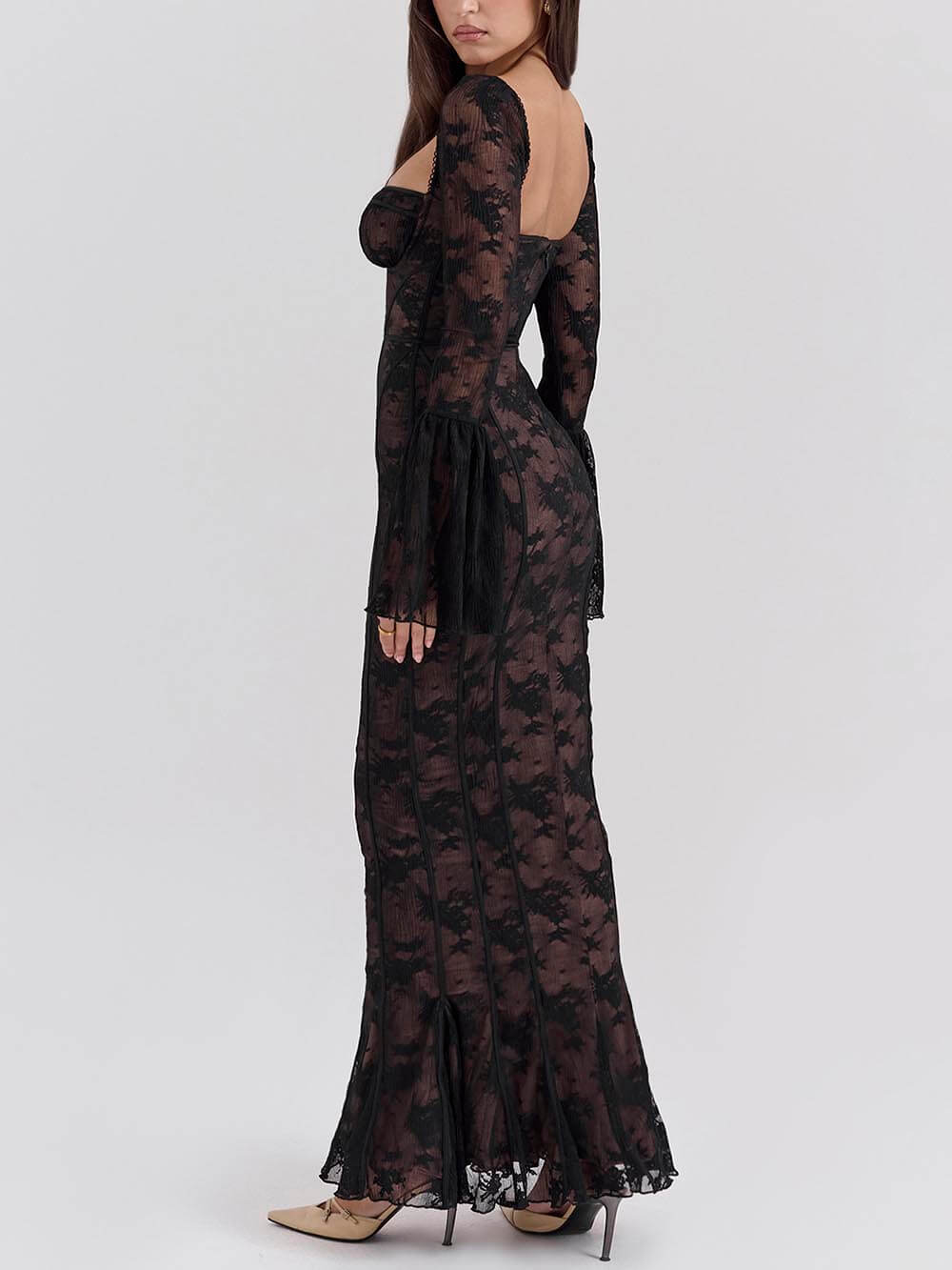 Maxi abito in pizzo nero a maniche lunghe delicato ed elegante