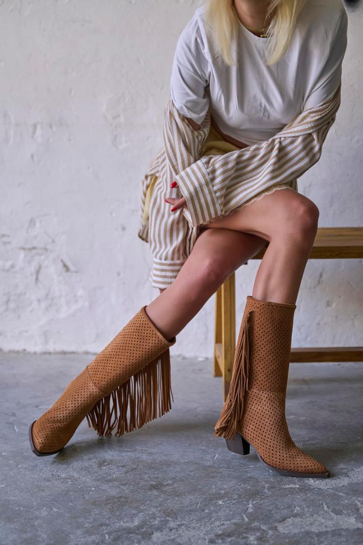 Stivali a punta in pelle scamosciata con frange traforate e tacco a spillo [Pre-ordine]