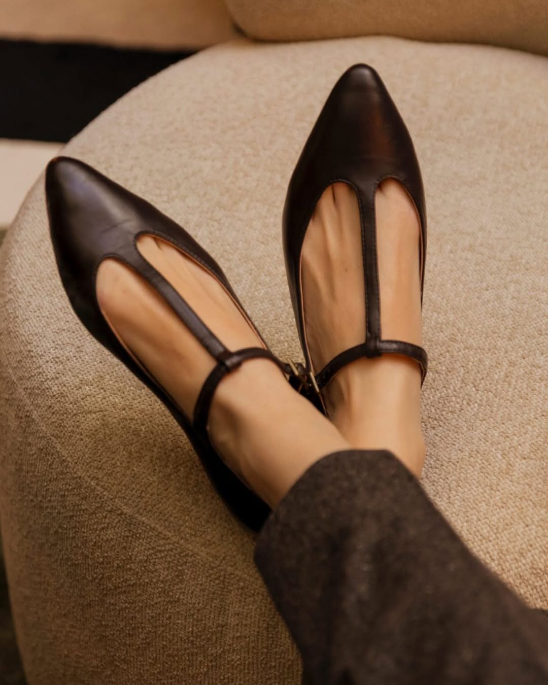 Vintage dunkelbraune glänzende PU T-Riemchen spitze Ballerinas [Vorbestellung]